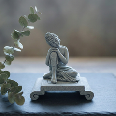 Minimalist Resting Figure Statue – Shakyamuni Inspired Sandstone Decor for Home & Desk